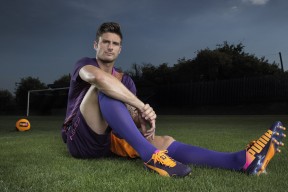 奇克男子篮球在国际邀请赛中表现抢眼，晋级关键一战